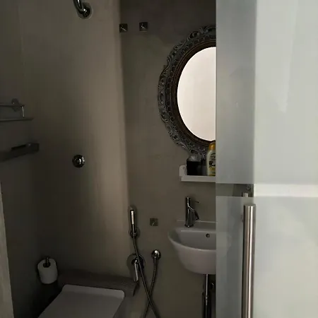 Affittacamere Live In - 250m Dalla Stazione Centrale Di 3*